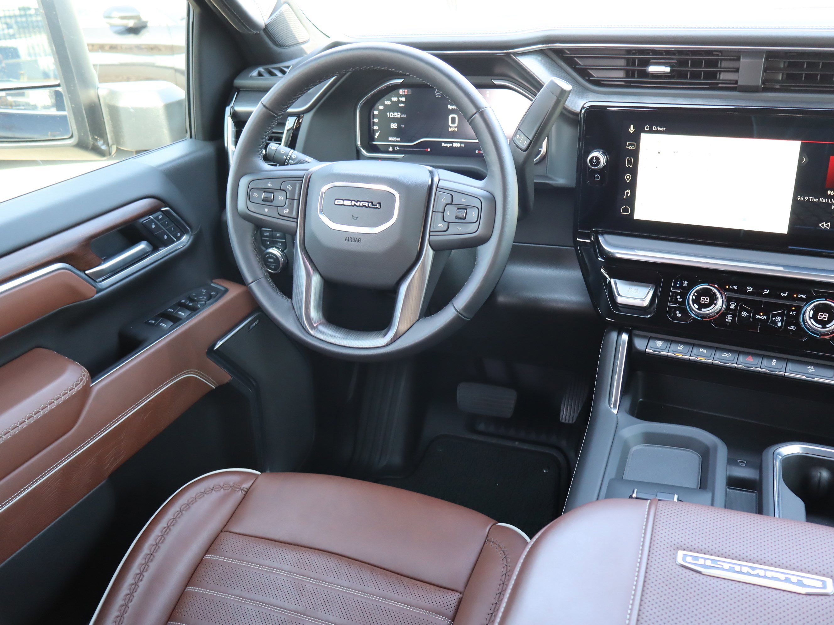 Used 2025 GMC Sierra 2500 Denali Ultimate w/ Max Trailering Package image 17