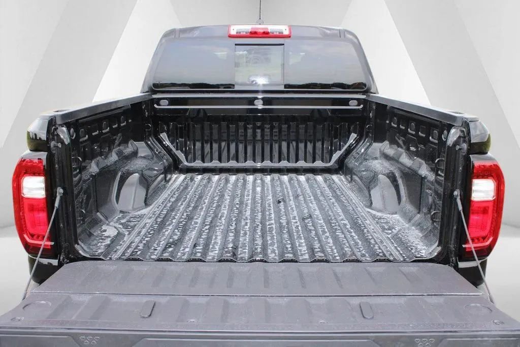 New 2026 GMC Canyon Elevation w/ LPO, Black Badging Package image 32