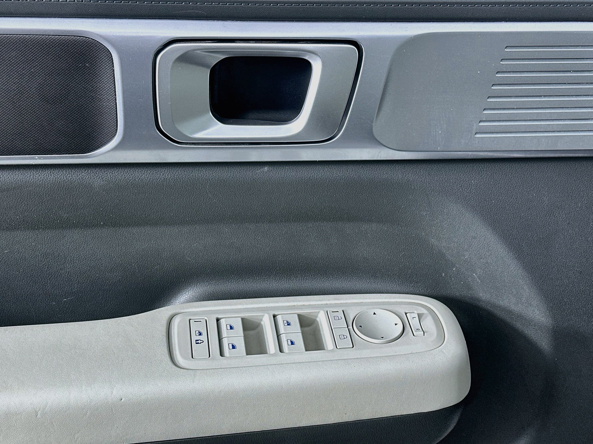 Used 2025 Hyundai Santa Fe SE FWD image 15