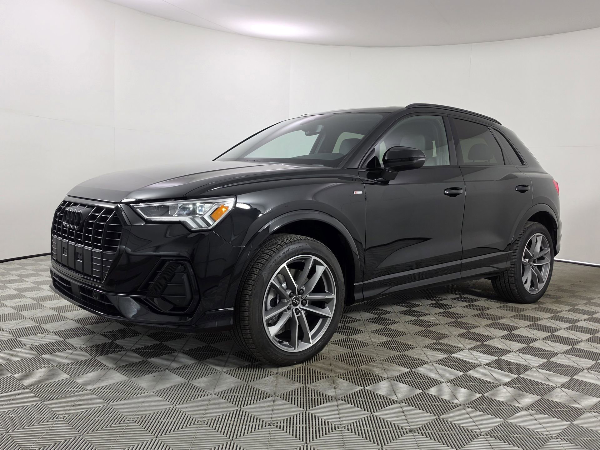 Certified 2025 Audi Q3 2.0T Premium w/ Convenience Package AWD/4WD image 3