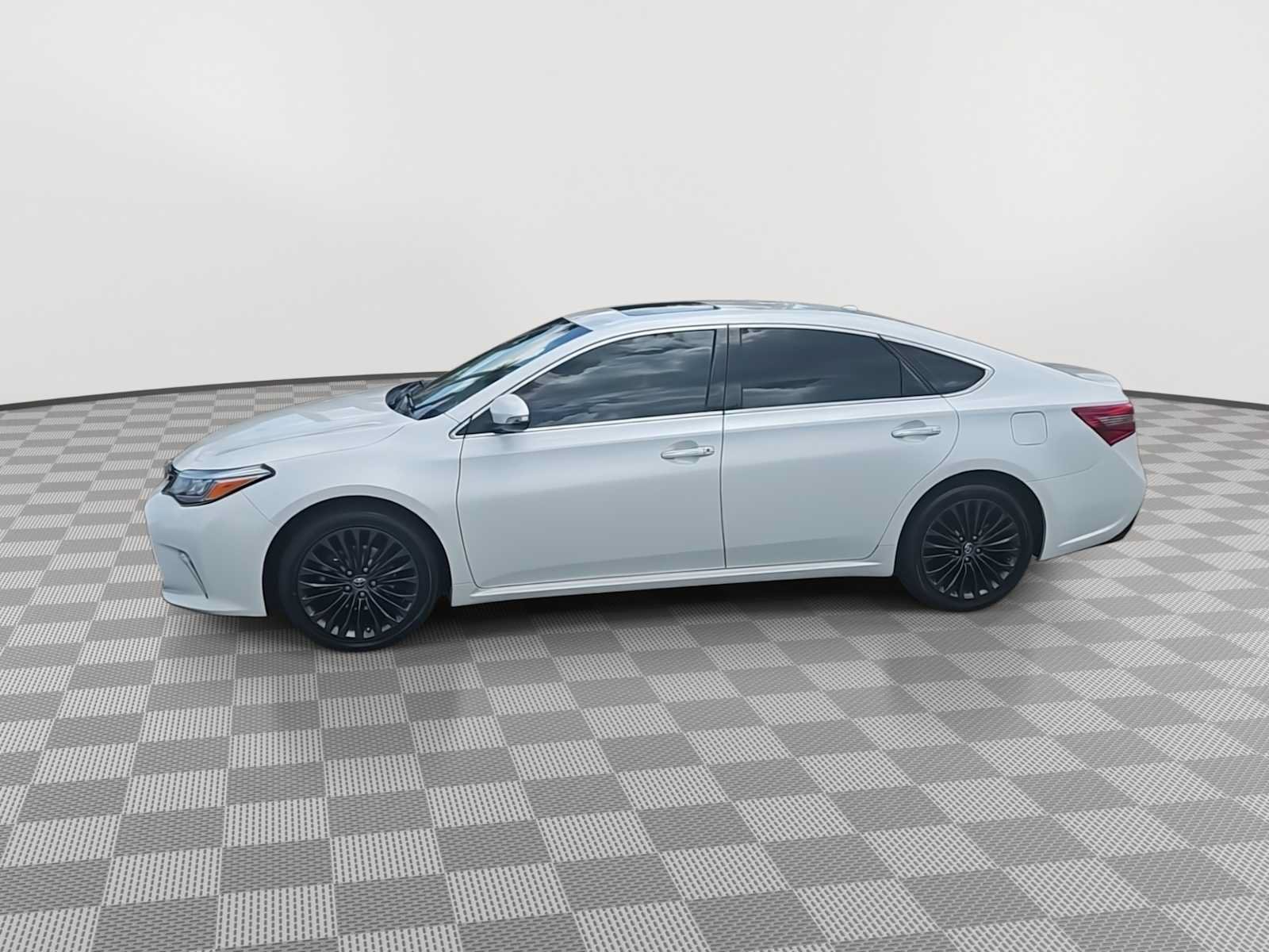 Used 2017 Toyota Avalon Touring FWD image 5