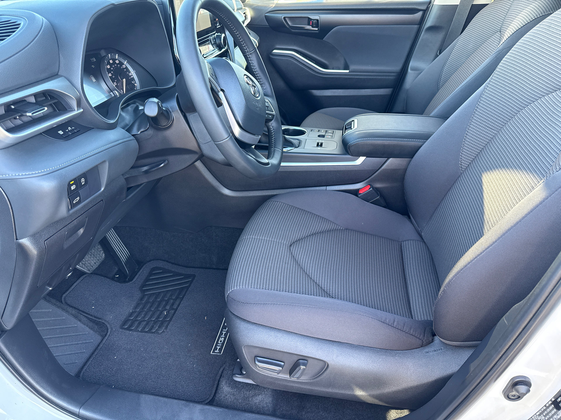 Certified 2025 Toyota Highlander LE image 25