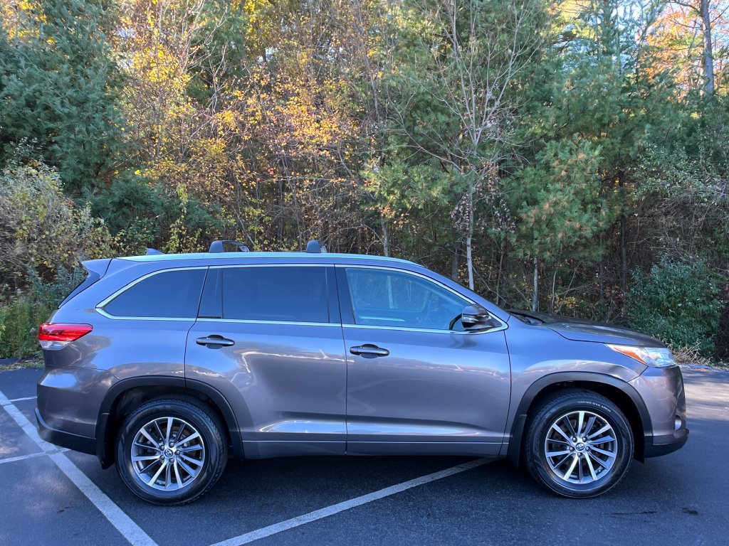 Used 2017 Toyota Highlander XLE w/ Carpet Mat Package AWD/4WD image 6