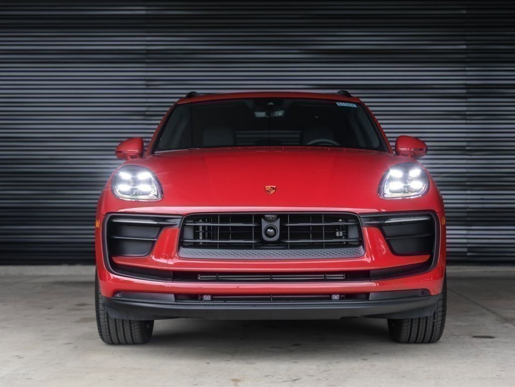 Certified 2025 Porsche Macan image 8