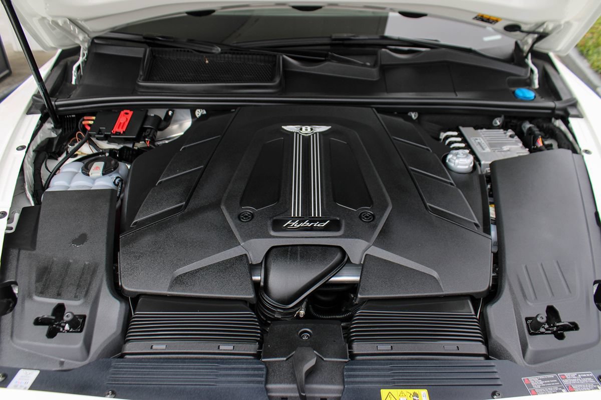 Used 2020 Bentley Bentayga Plug-In Hybrid AWD/4WD image 36