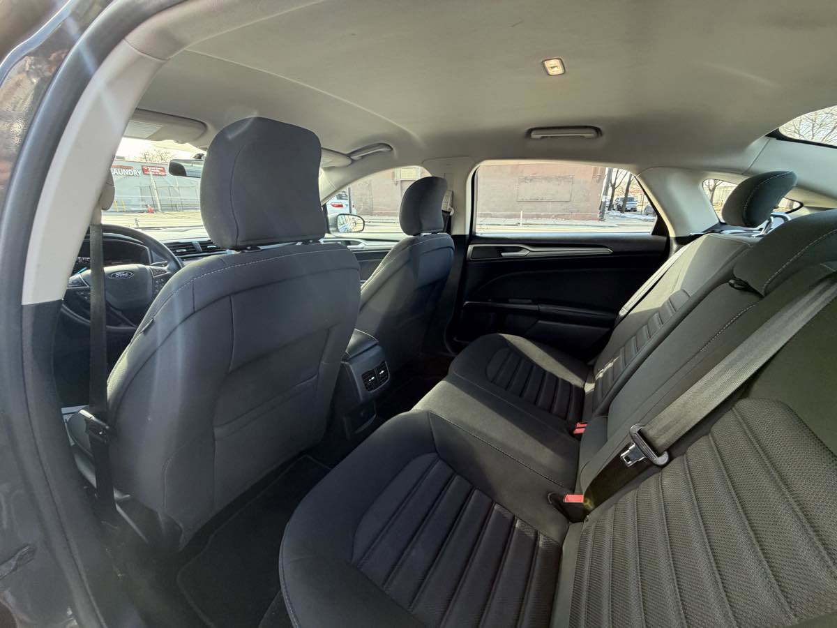 Used 2018 Ford Fusion SE w/ Fusion SE Technology Package image 18