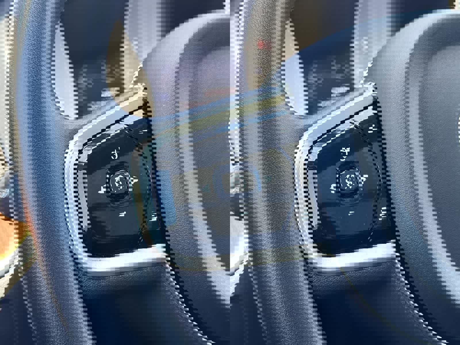 Used 2023 Volvo XC60 B5 Plus image 11