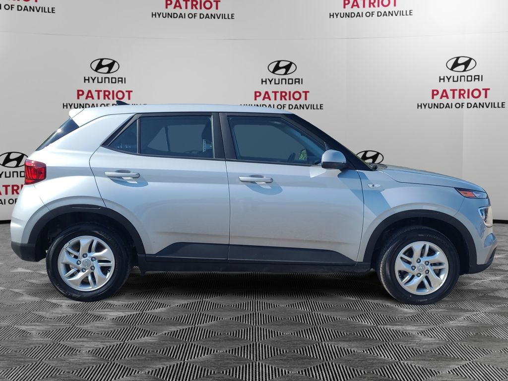 Used 2022 Hyundai Venue SE w/ Cargo Package FWD image 2