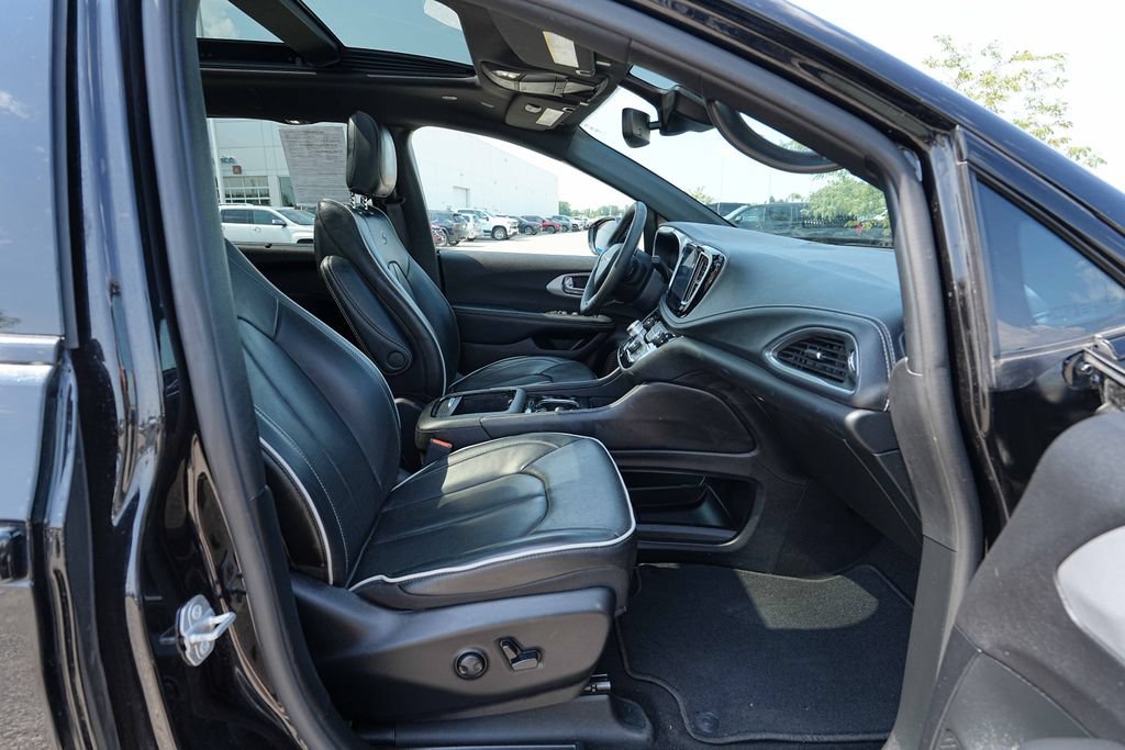 Used 2025 Chrysler Pacifica Limited FWD image 21