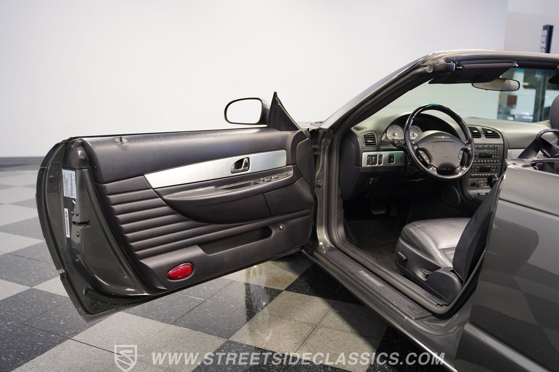 Used 2003 Ford Thunderbird image 37