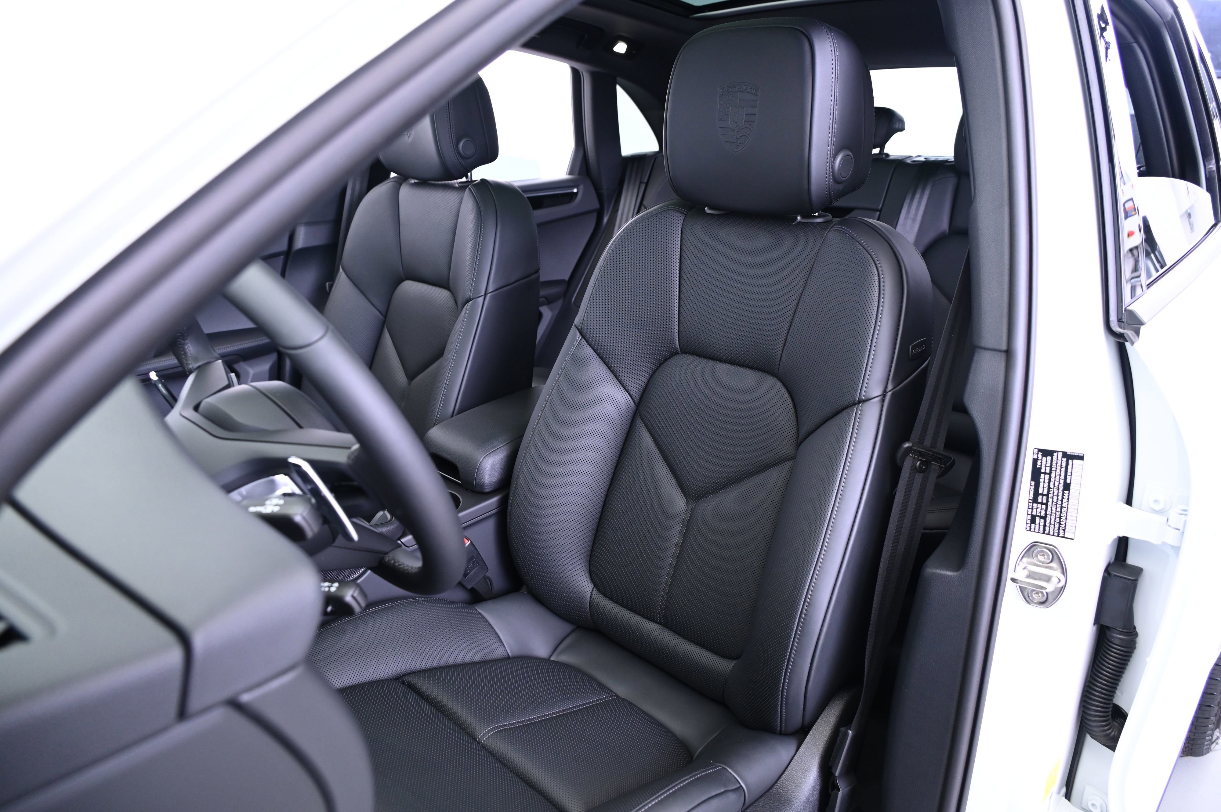 Certified 2025 Porsche Macan image 5