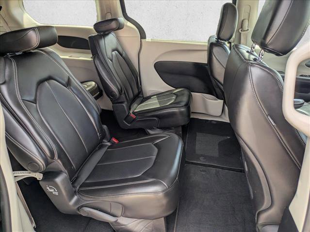 Used 2023 Chrysler Pacifica Touring-L FWD image 17