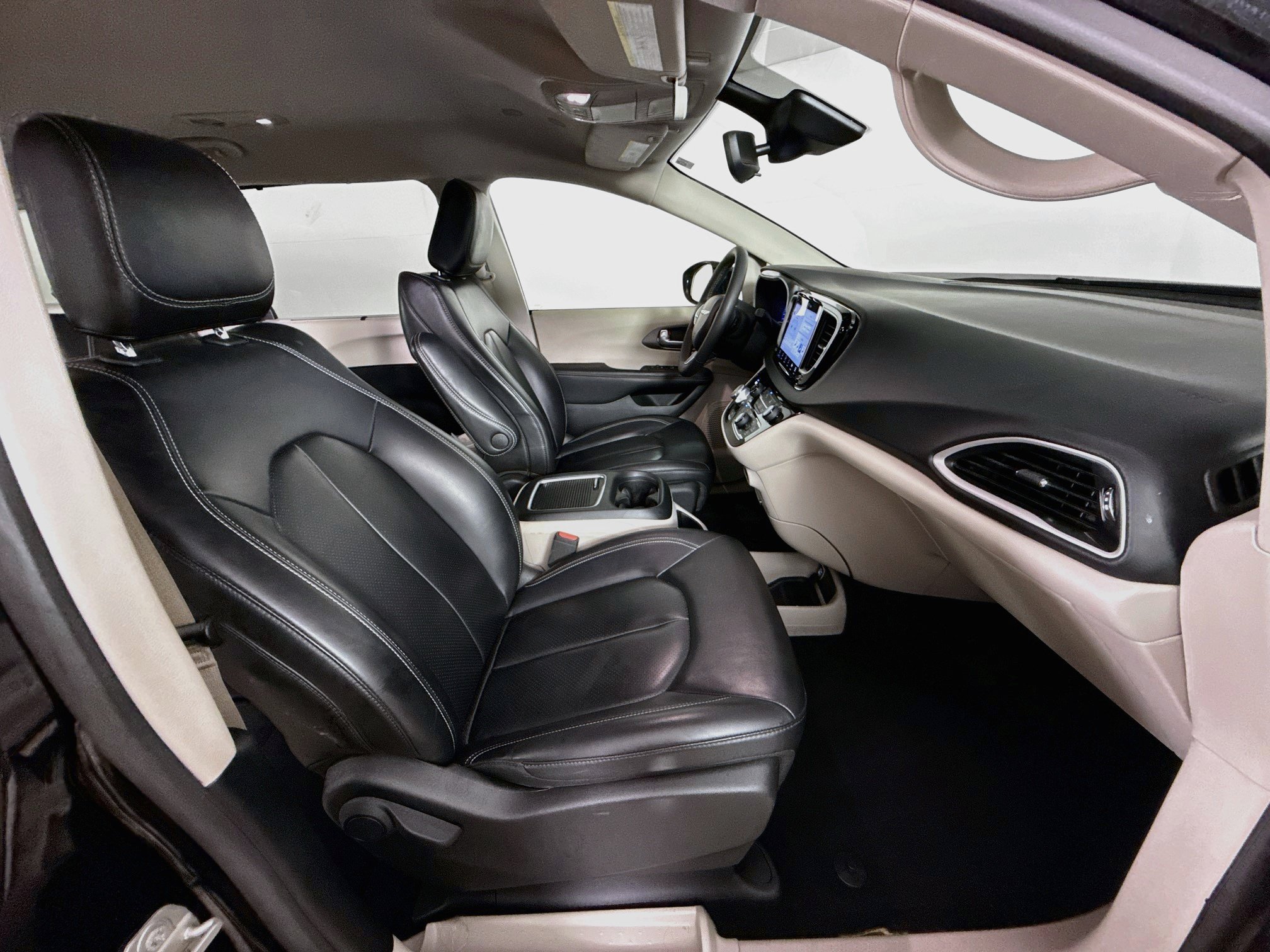 Used 2024 Chrysler Pacifica Touring-L FWD image 35