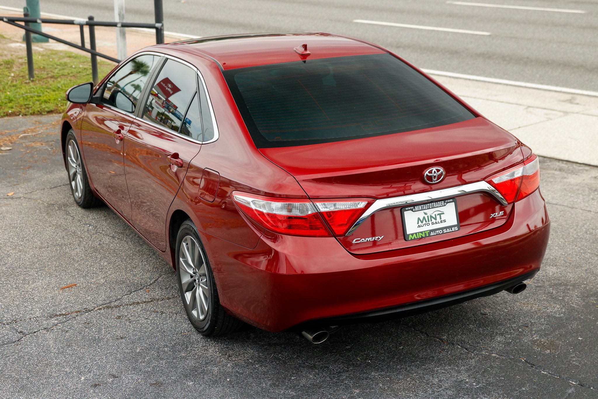 Used 2017 Toyota Camry XLE w/ Advanced Technology Package FWD image 8