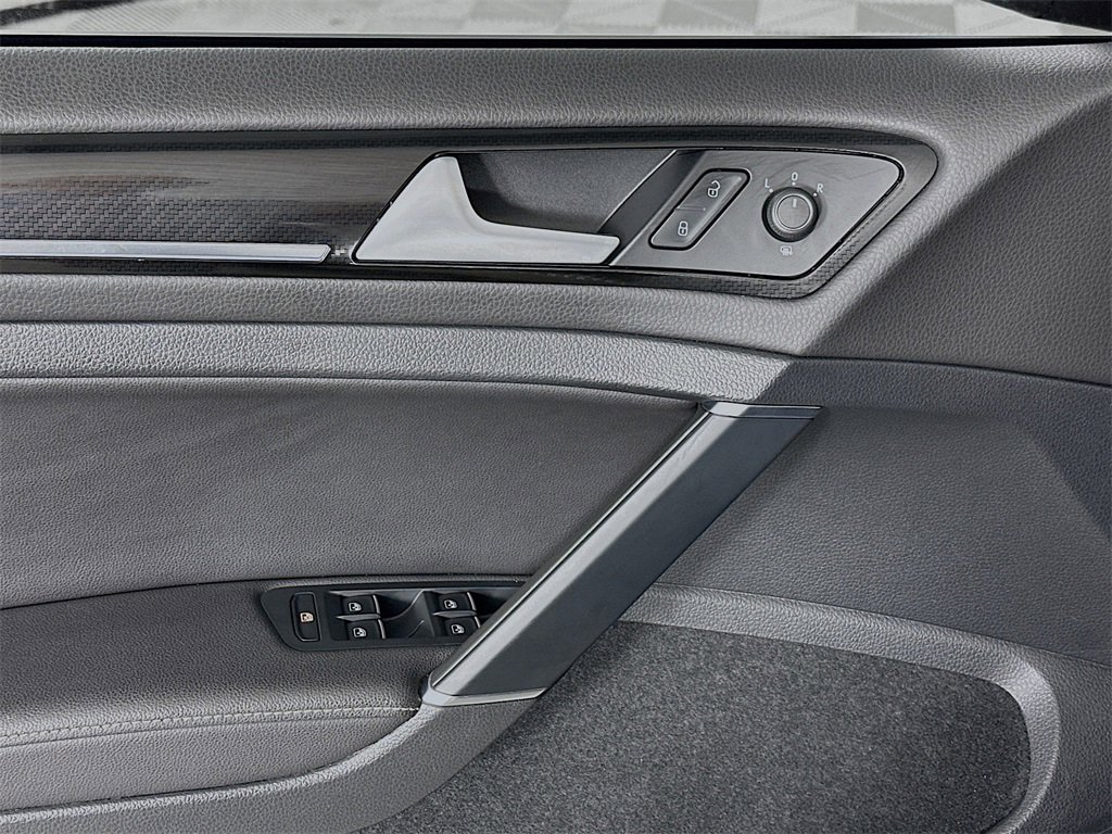 Used 2019 Volkswagen Golf R 4-Door image 18