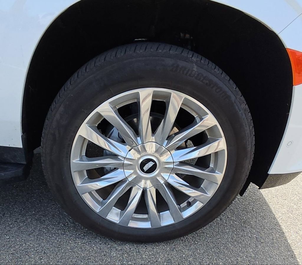 Used 2024 Cadillac Escalade Premium Luxury AWD/4WD image 6