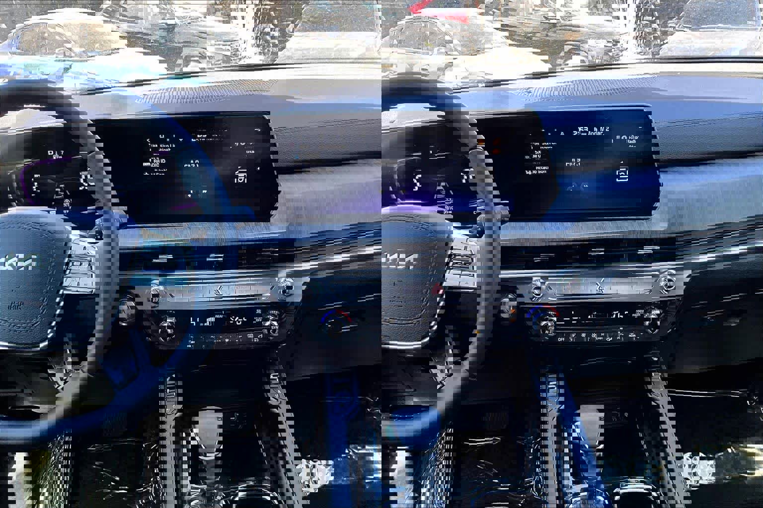 Used 2024 Kia Telluride EX w/ EX Captain's Chair Package image 7