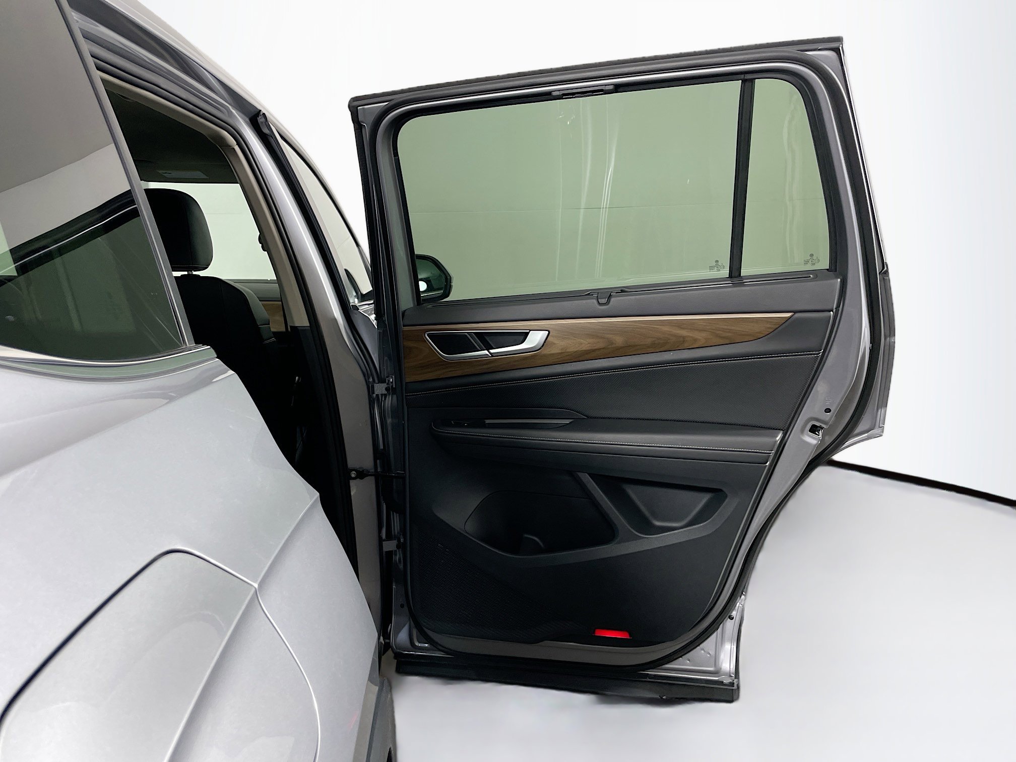 Used 2025 Volkswagen Atlas SE image 30