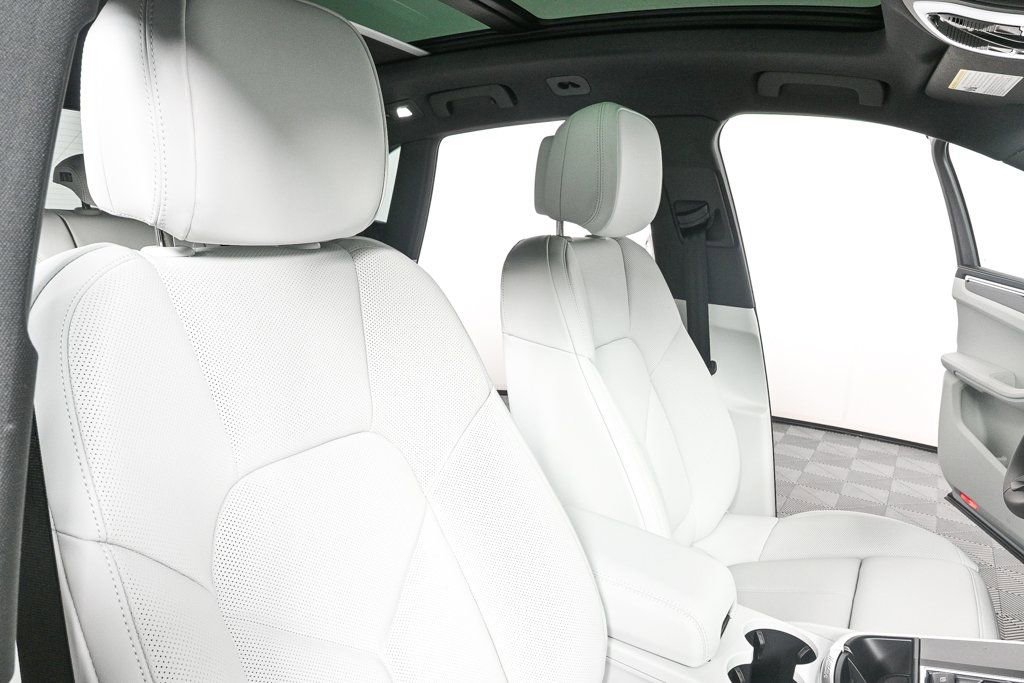 Certified 2025 Porsche Macan image 23