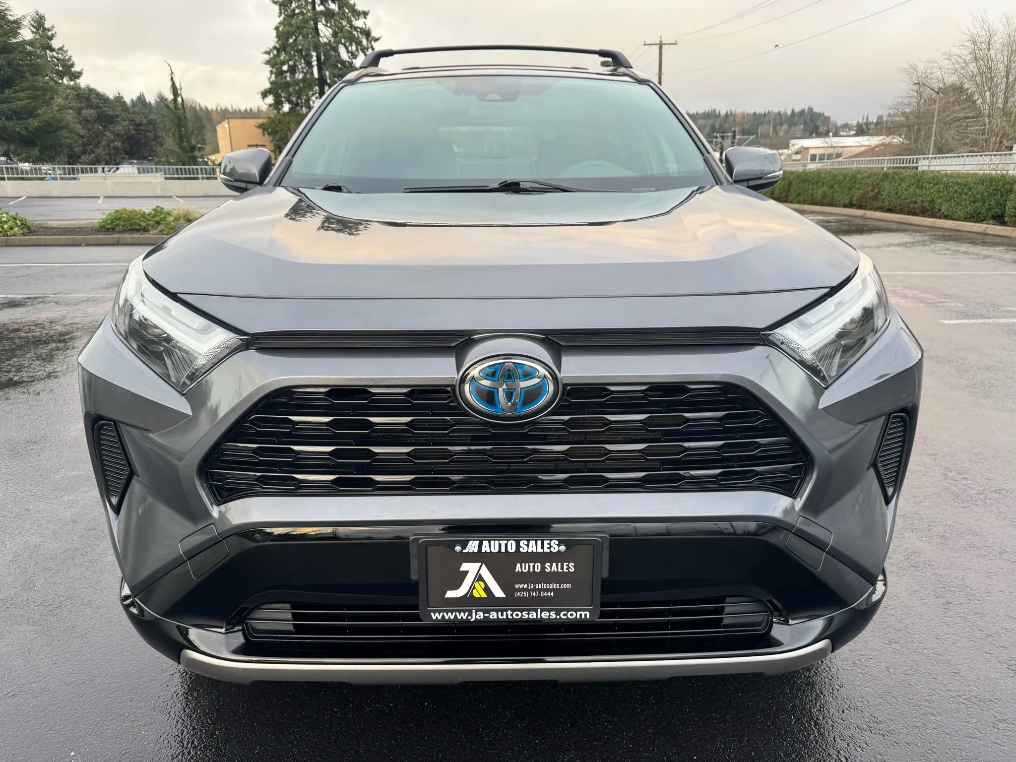 Used 2022 Toyota RAV4 SE image 3
