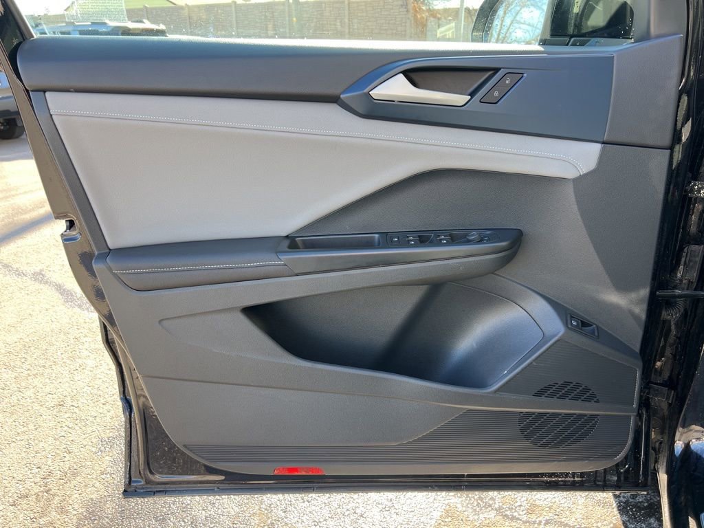 Used 2024 Volkswagen Taos SE image 9