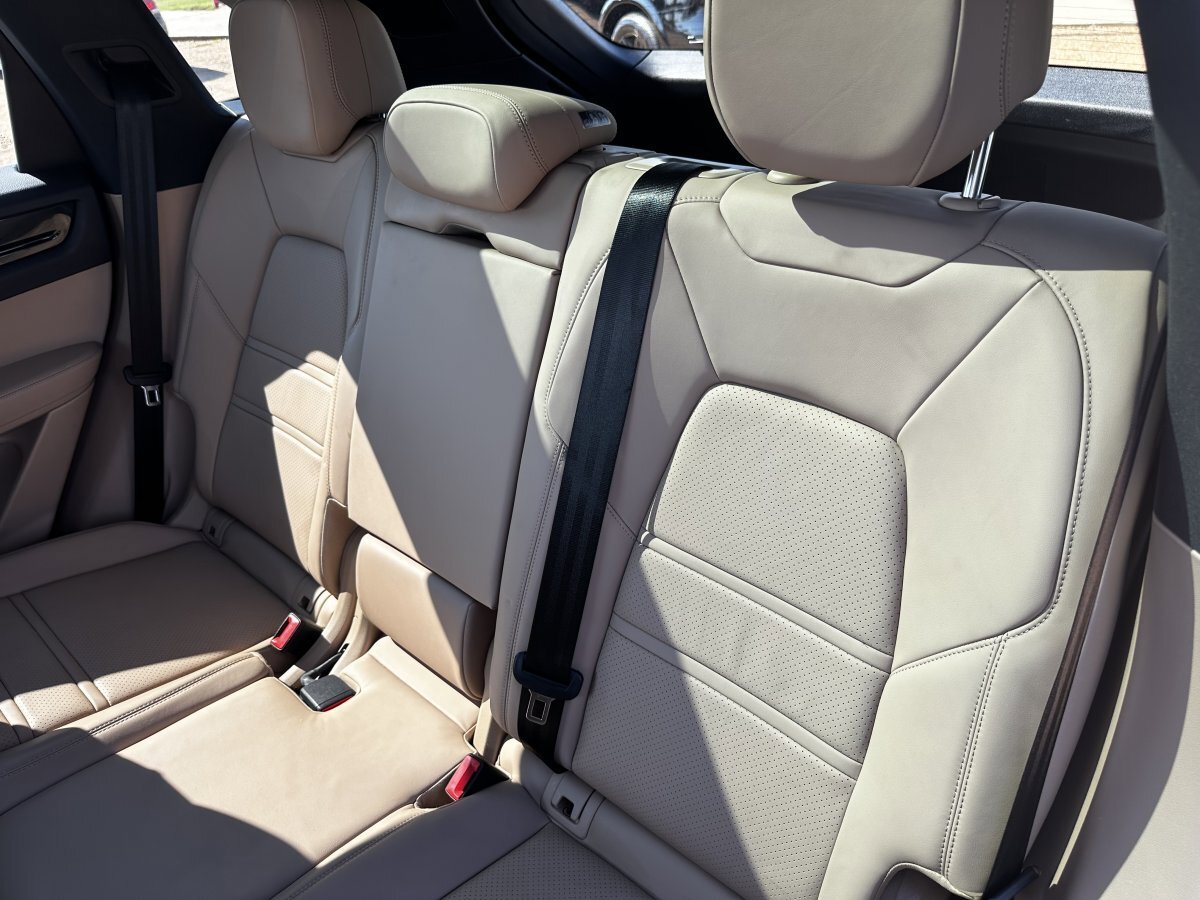 Used 2022 Porsche Cayenne Platinum Edition image 27