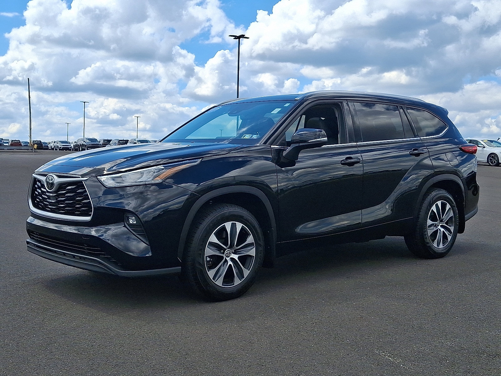 Used 2020 Toyota Highlander XLE image 3