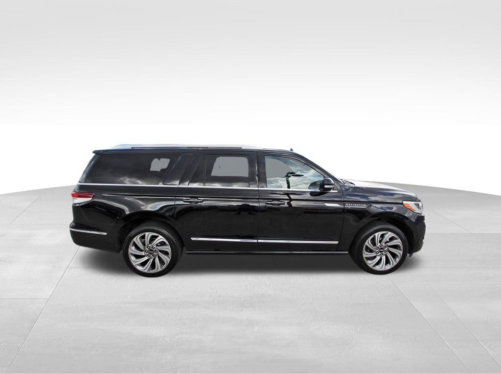 Used 2023 Lincoln Navigator L Reserve image 5