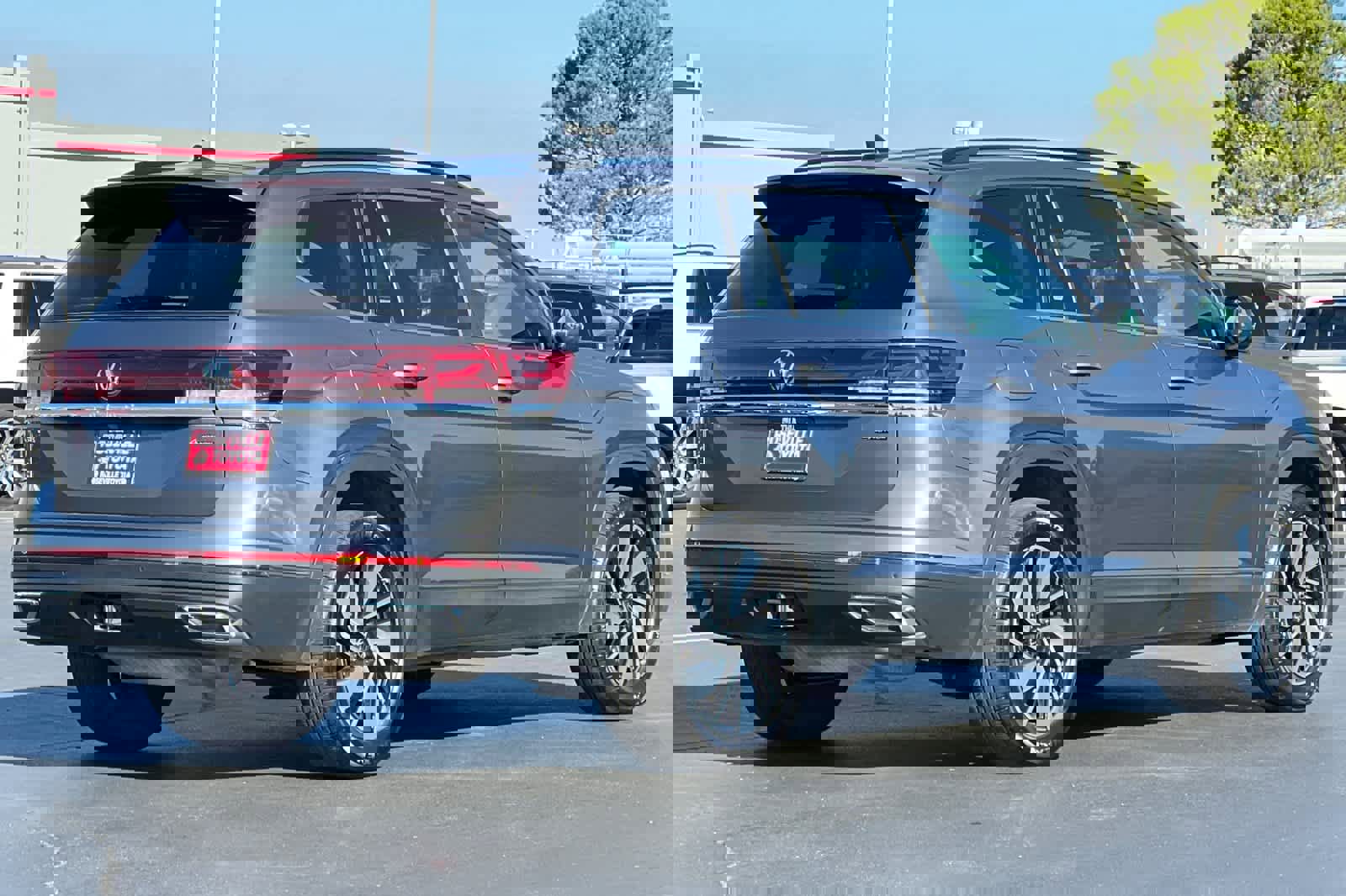 Used 2024 Volkswagen Atlas SE image 2