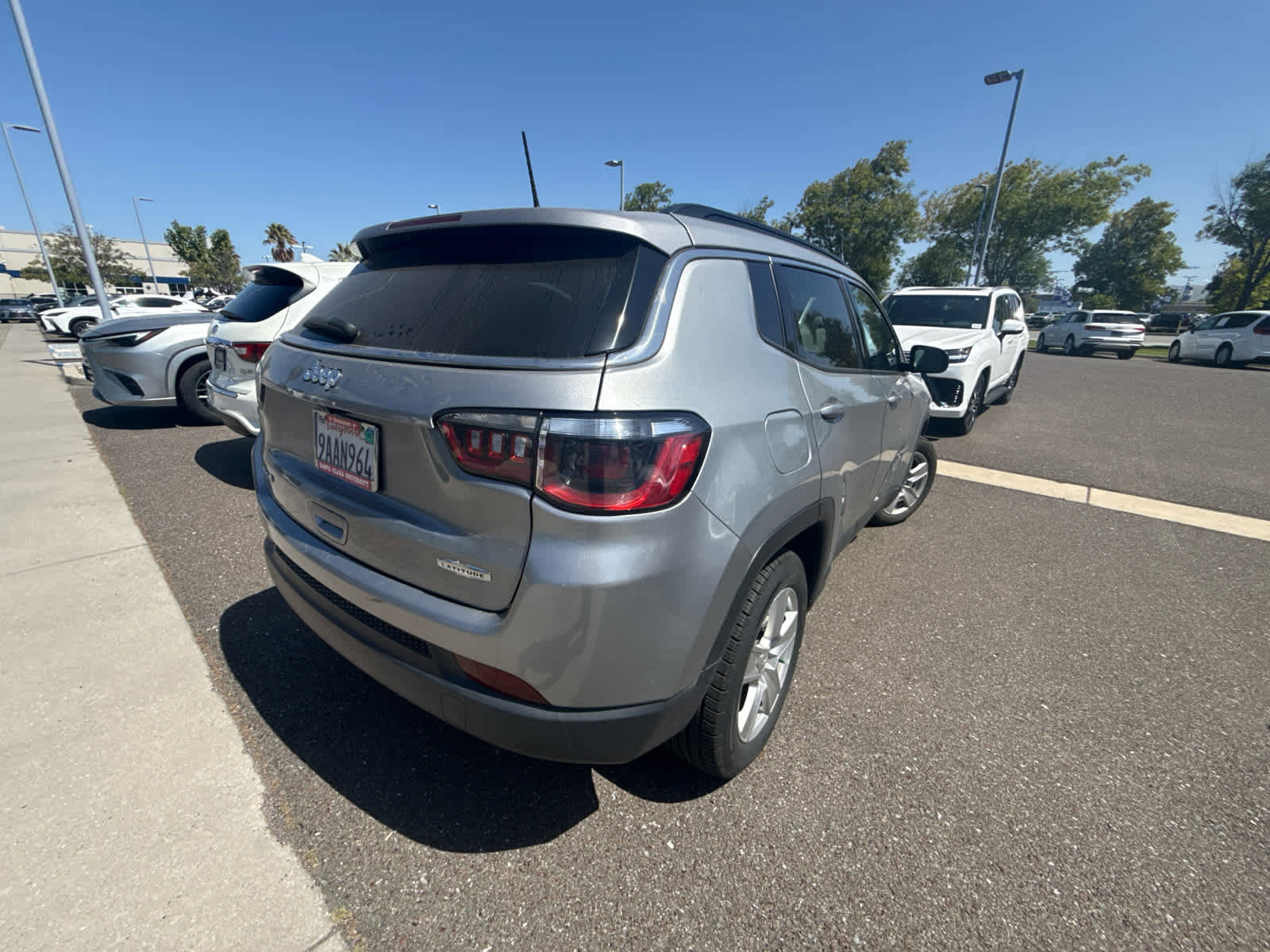 Used 2022 Jeep Compass Latitude AWD/4WD image 3