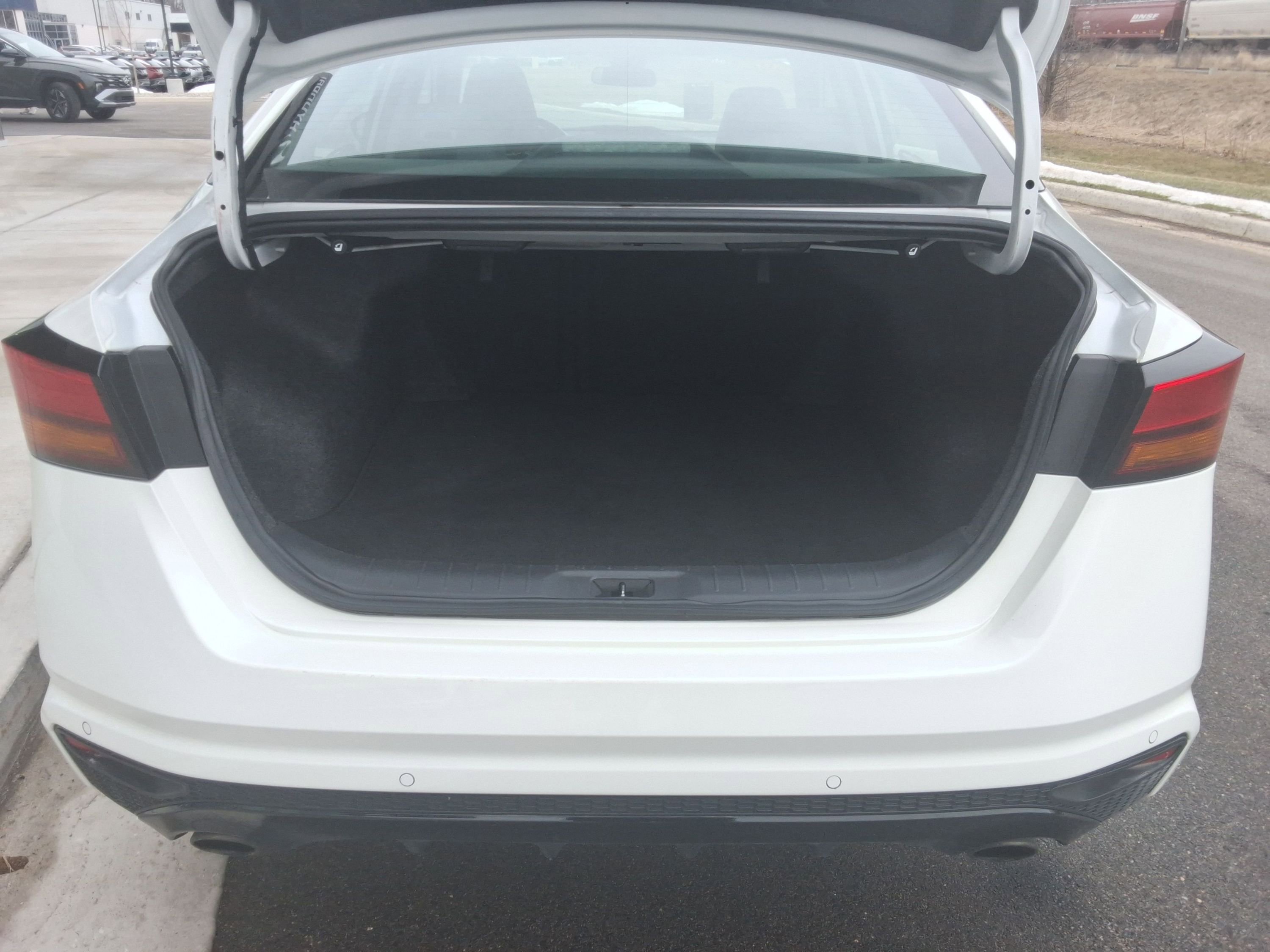 Used 2024 Nissan Altima 2.5 SR FWD image 29