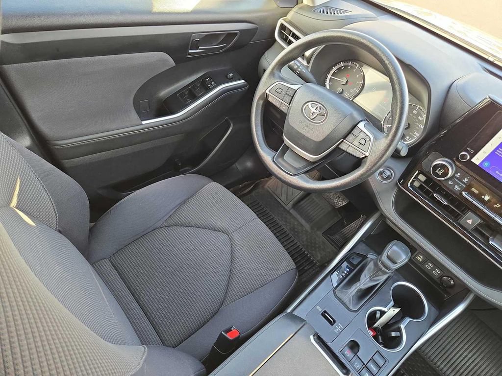 Used 2023 Toyota Highlander L FWD image 17
