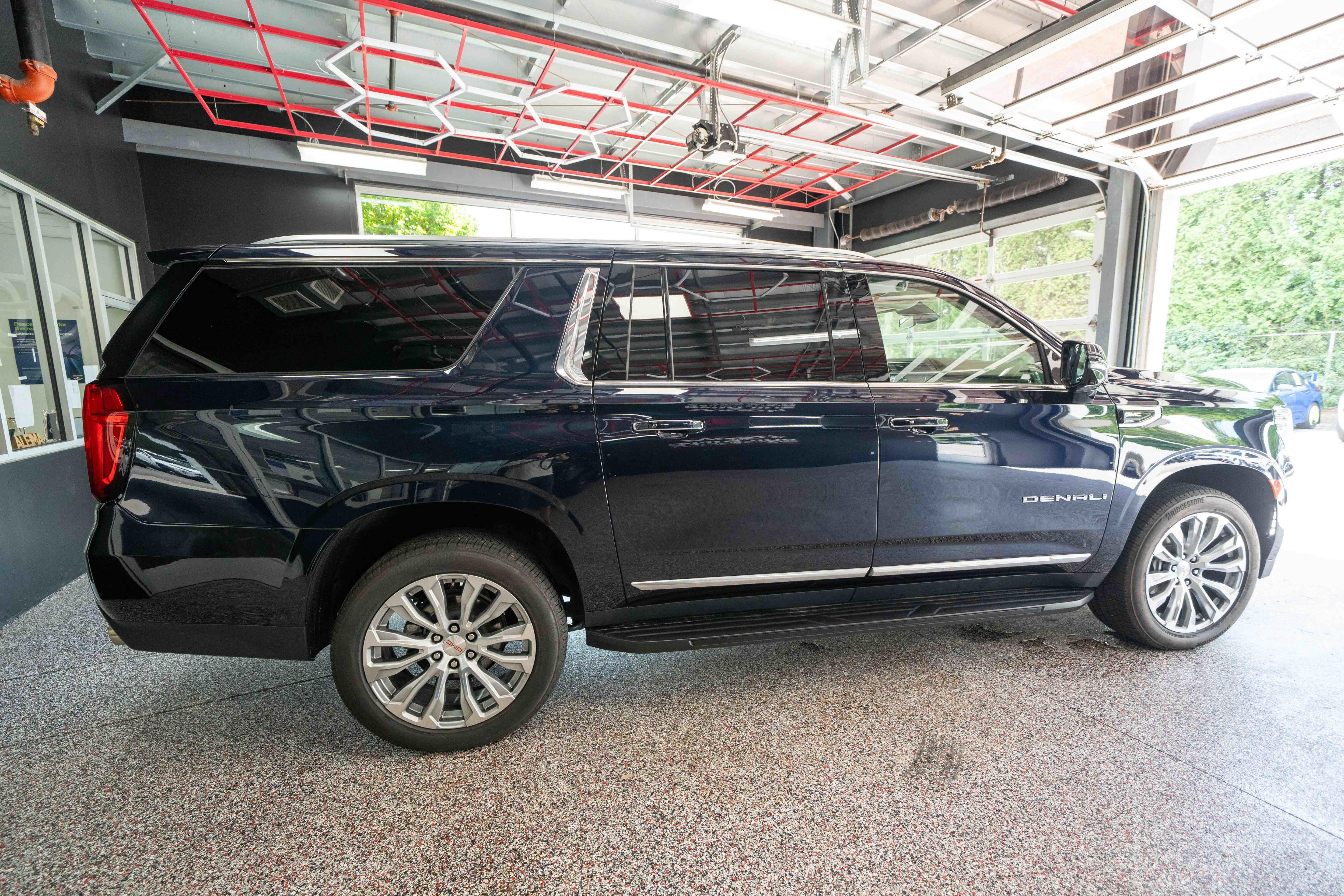 Used 2023 GMC Yukon XL Denali AWD/4WD image 4