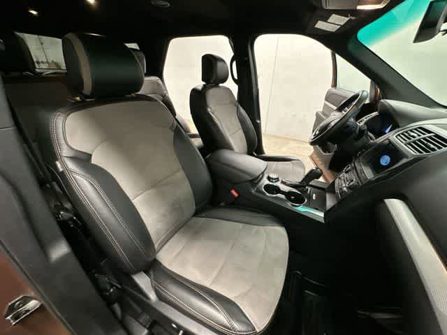 Used 2017 Ford Explorer XLT w/ Equipment Group 202A AWD/4WD image 21