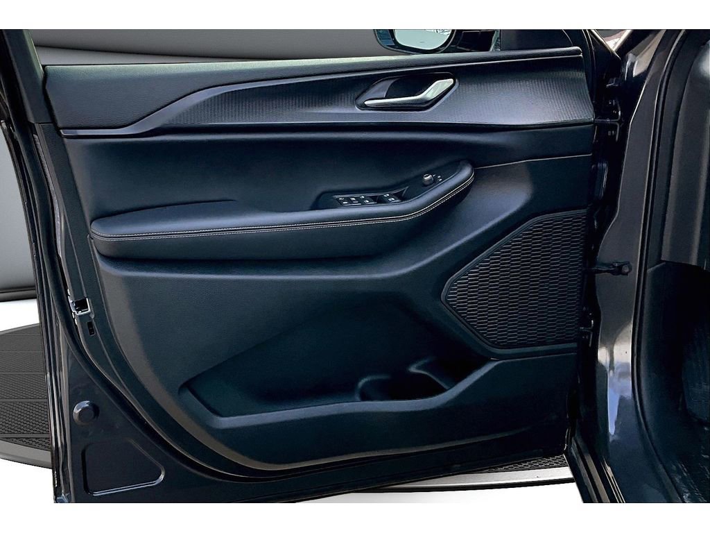 Certified 2025 Jeep Grand Cherokee Altitude image 20