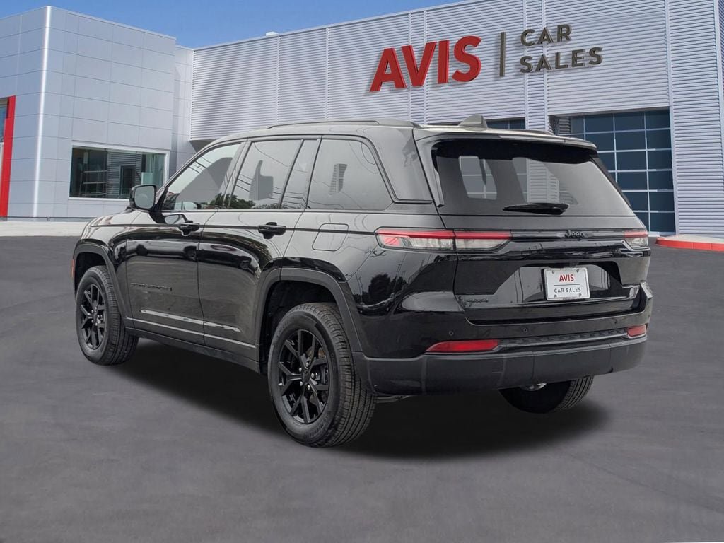 Used 2025 Jeep Grand Cherokee Altitude AWD/4WD image 3