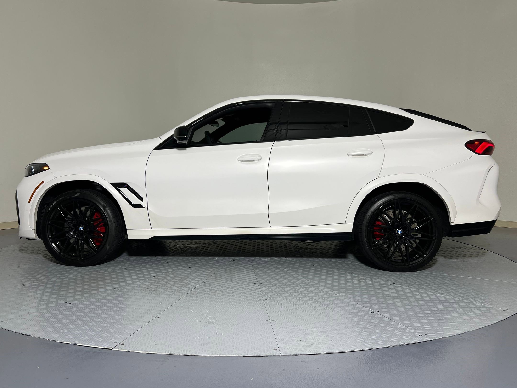 Used 2024 BMW X6 M Competition w/ Executive Package image 2