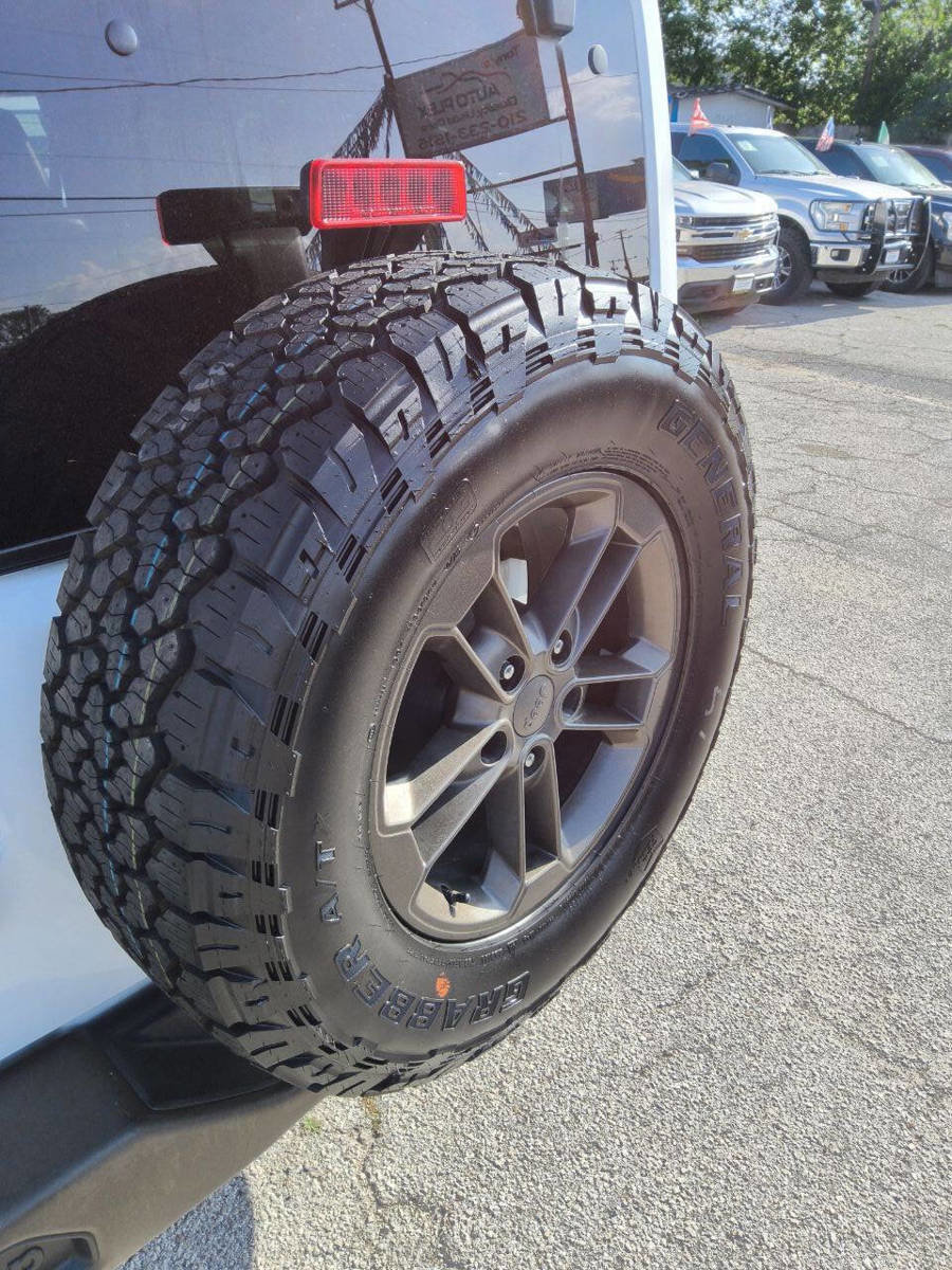 Used 2016 Jeep Wrangler Unlimited Sahara AWD/4WD image 20