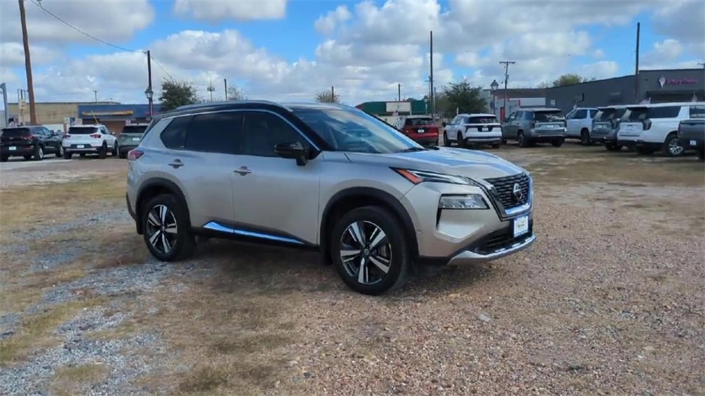 Used 2021 Nissan Rogue Platinum image 2