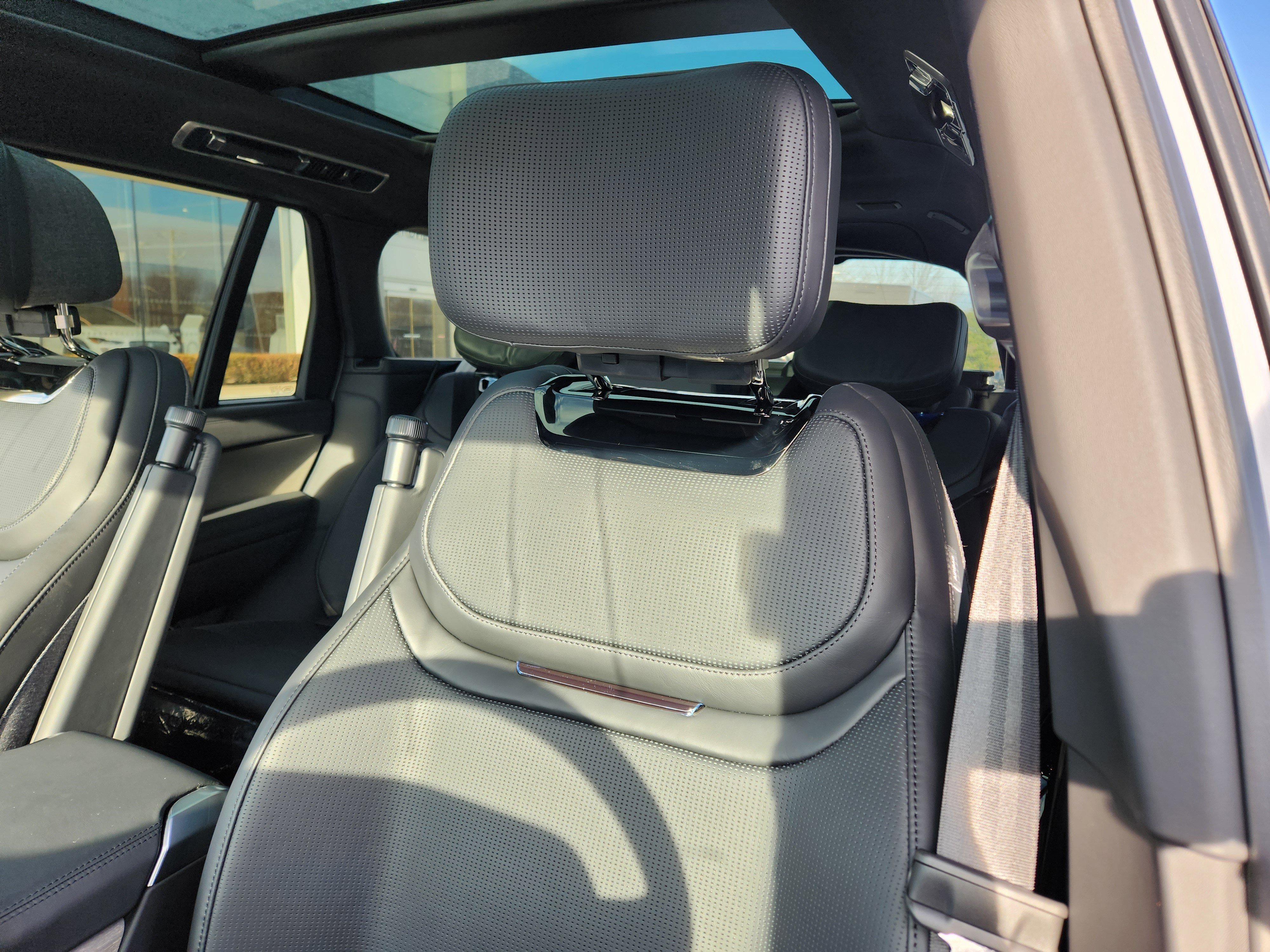 New 2026 Land Rover Range Rover SV image 9