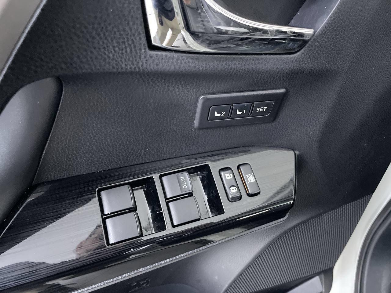Used 2018 Toyota RAV4 Limited AWD/4WD image 12