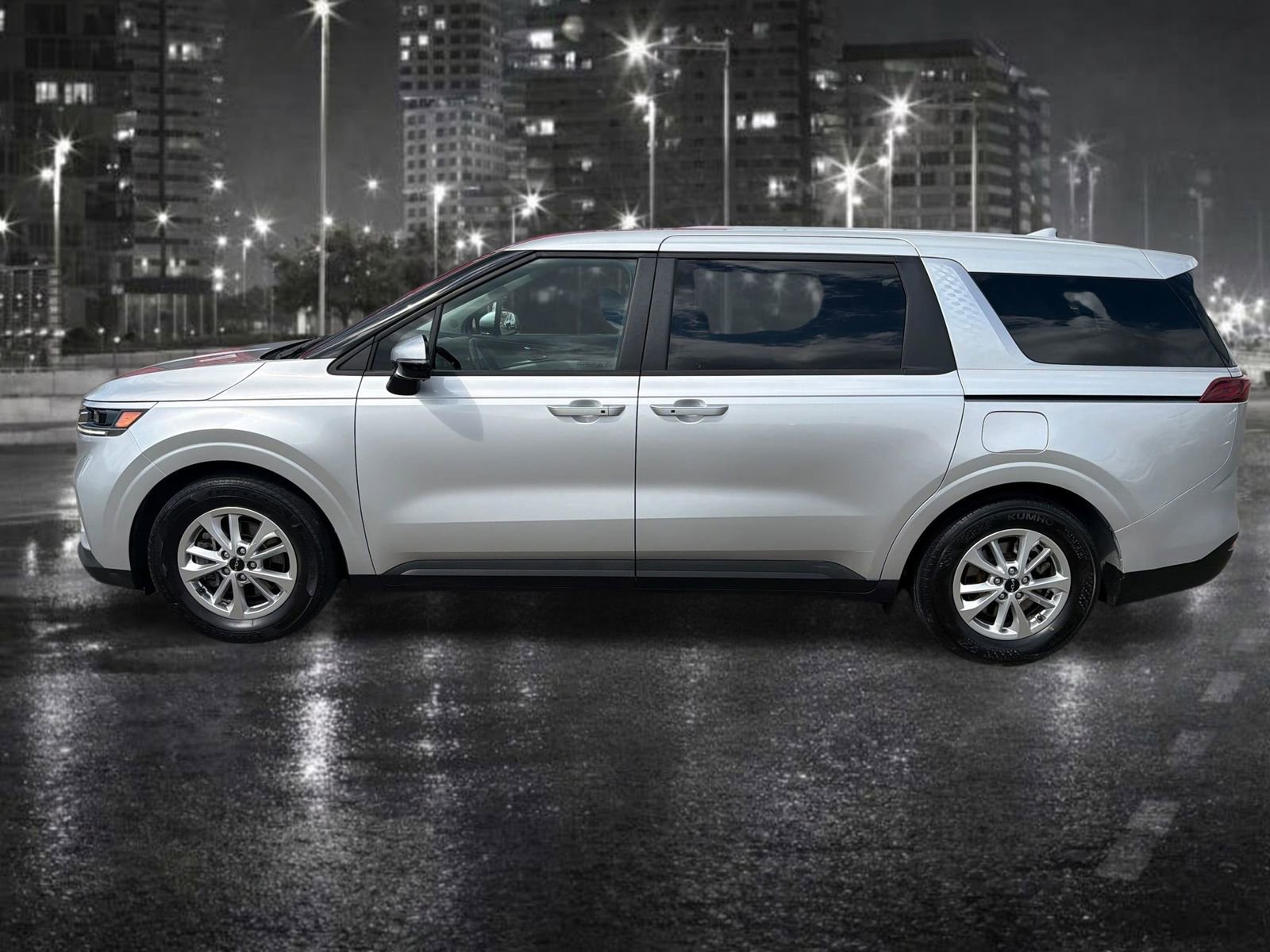 Used 2023 Kia Carnival LX FWD image 3
