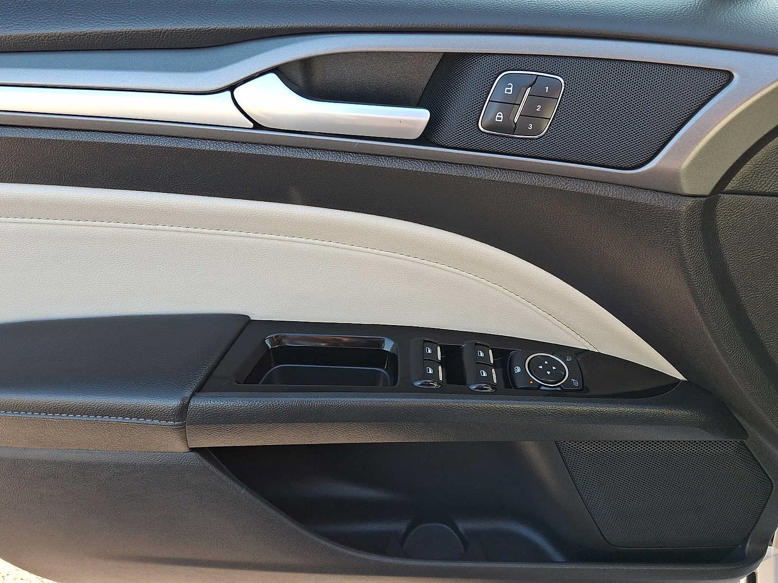 Used 2016 Ford Fusion Titanium FWD image 12