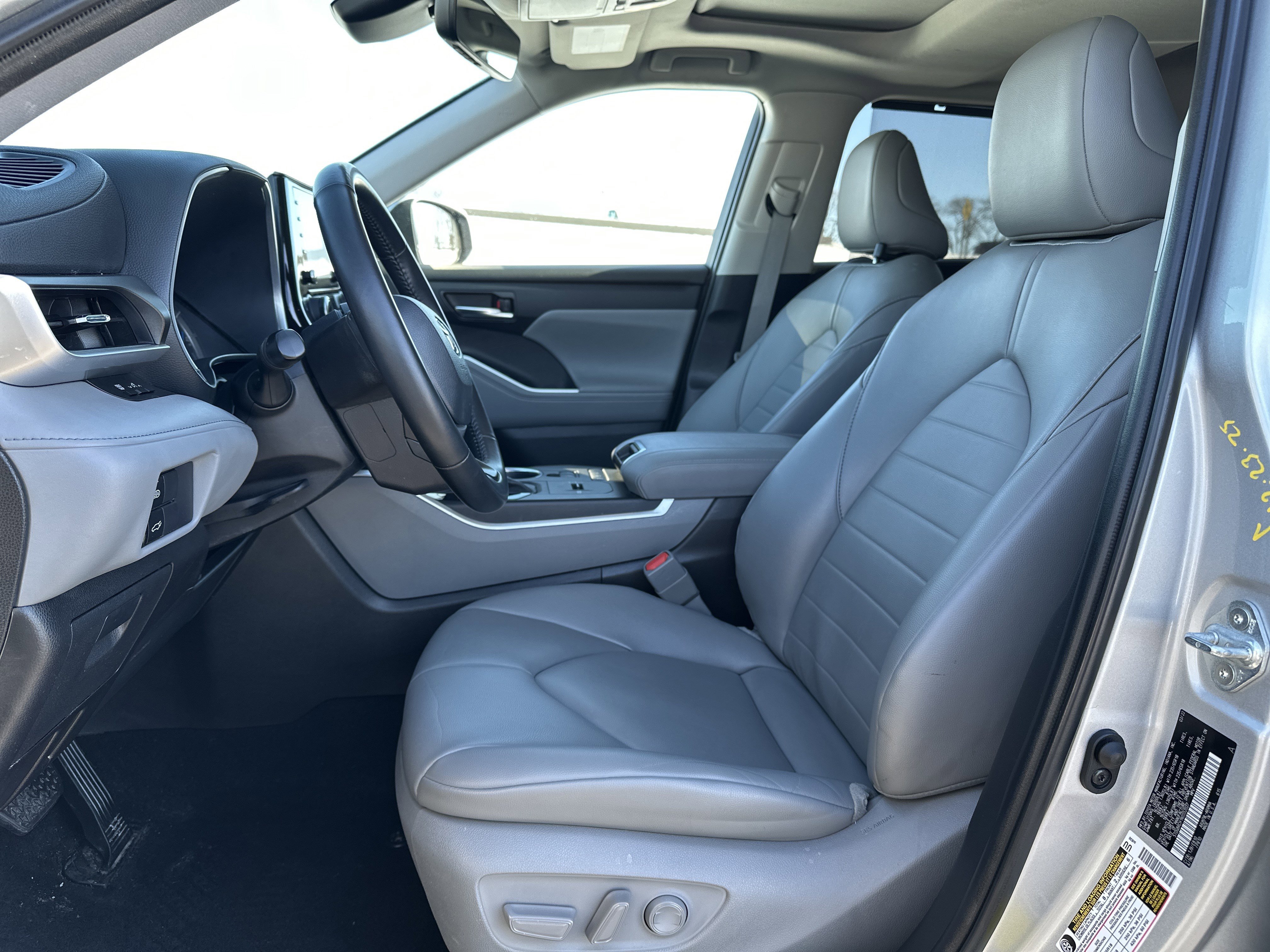 Used 2022 Toyota Highlander XLE image 16