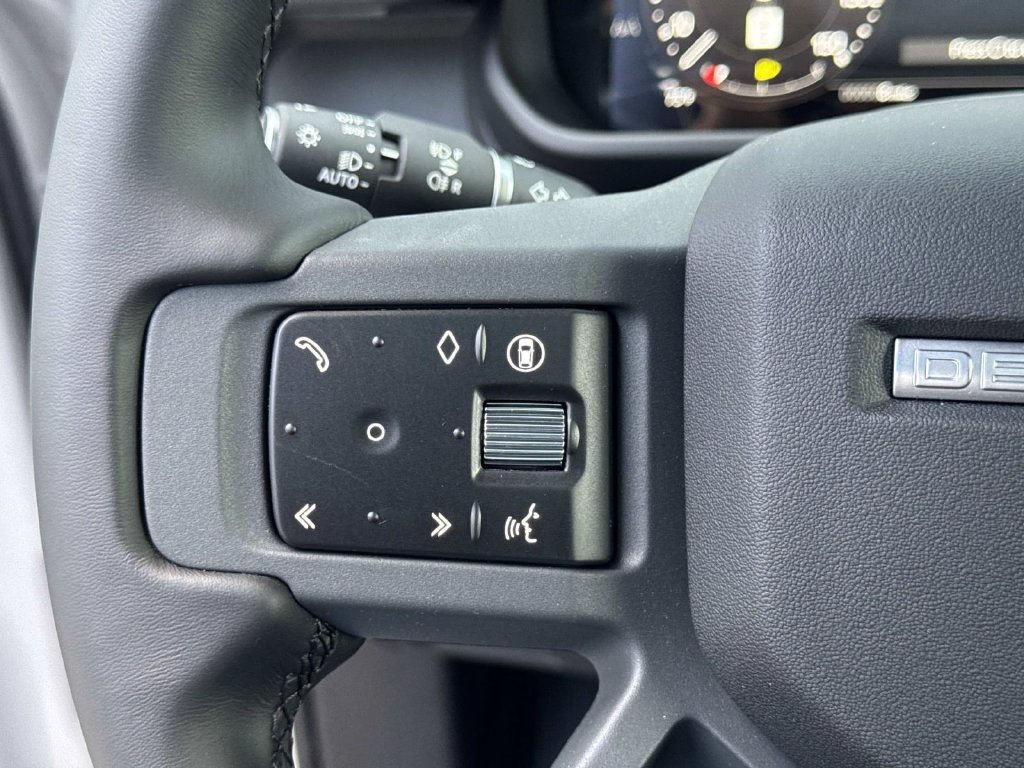 New 2026 Land Rover Defender 110 X-Dynamic SE AWD/4WD image 31
