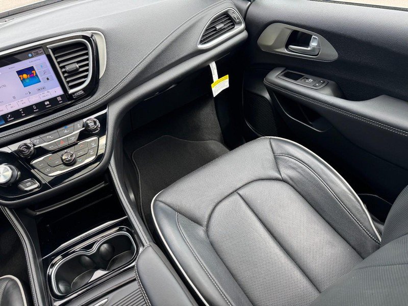 Used 2024 Chrysler Pacifica Premium FWD image 17