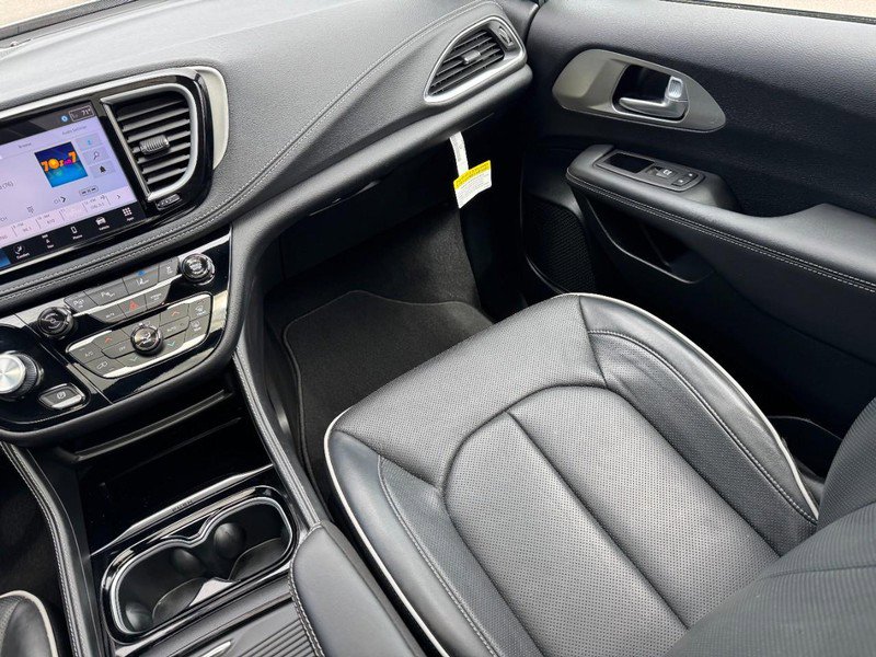 Used 2024 Chrysler Pacifica Premium FWD image 17