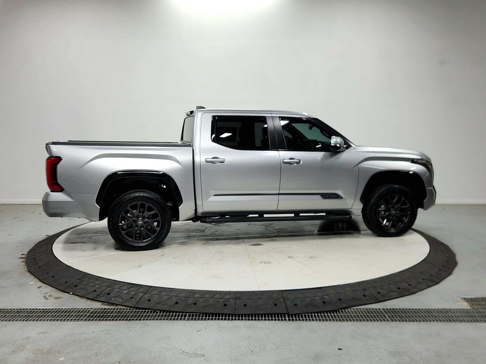 Used 2025 Toyota Tundra Platinum AWD/4WD image 9