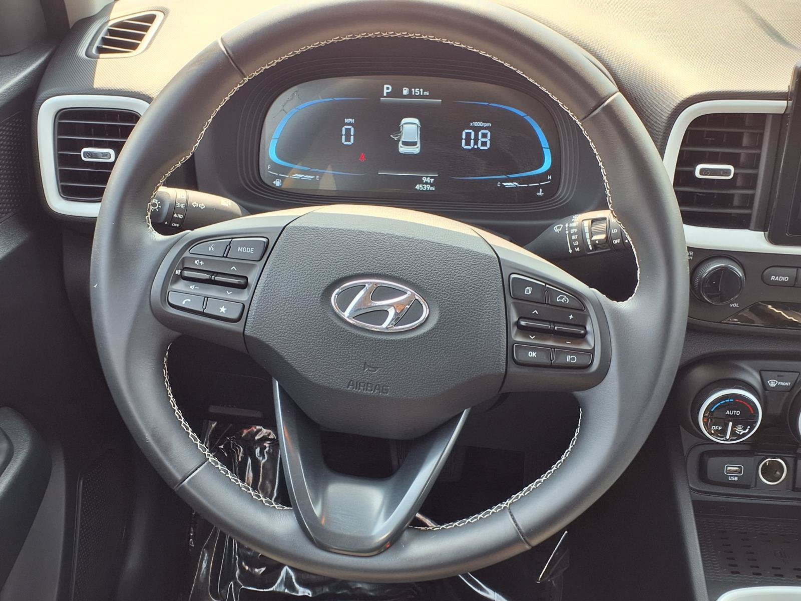 Certified 2025 Hyundai Venue Limited FWD image 18