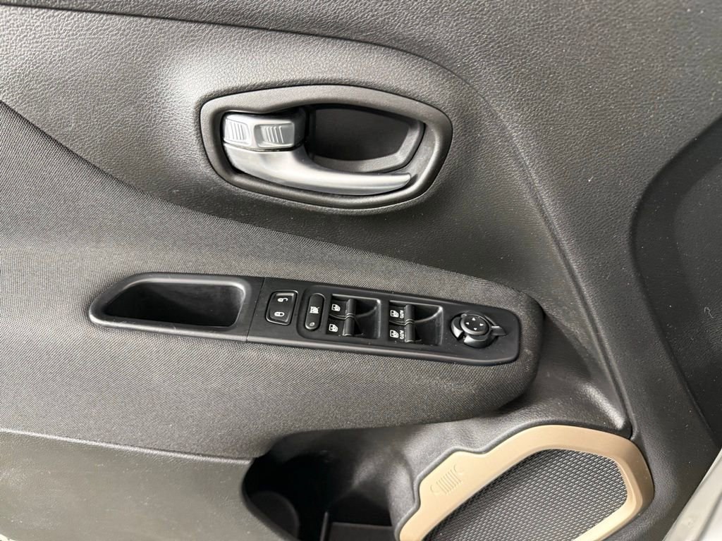 Used 2017 Jeep Renegade Latitude image 18